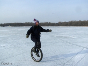 Тамбовчанин проехал 27км на одном колесе по льду 